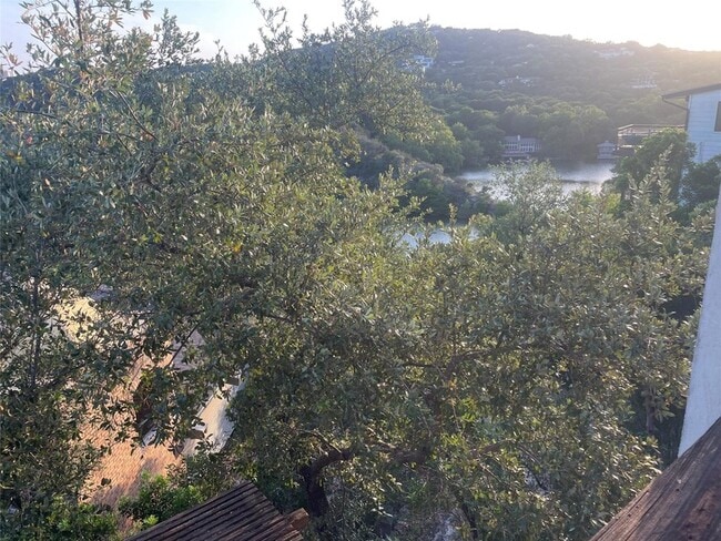 Building Photo - 1712 Lakeshore Dr