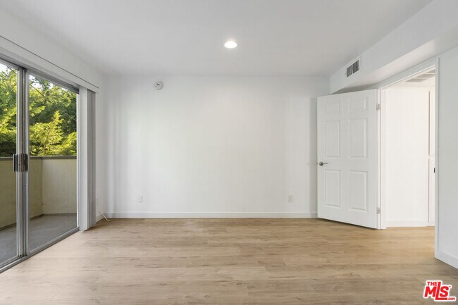 Building Photo - 13046 Moorpark St