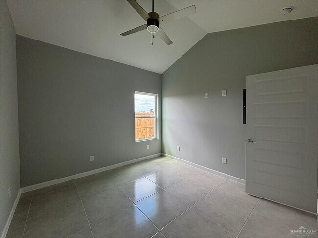 Building Photo - 11 Oriole Rd