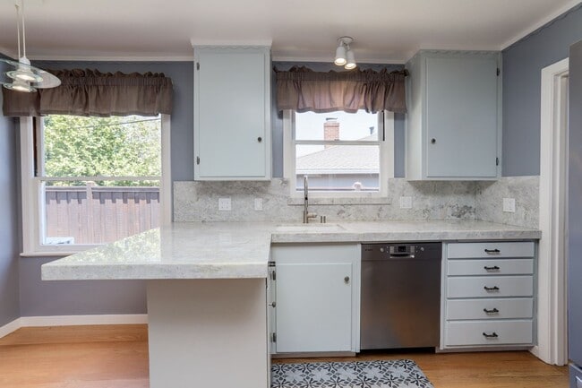 Building Photo - 4 Bed / 3 Bath Burlingame home near excell...