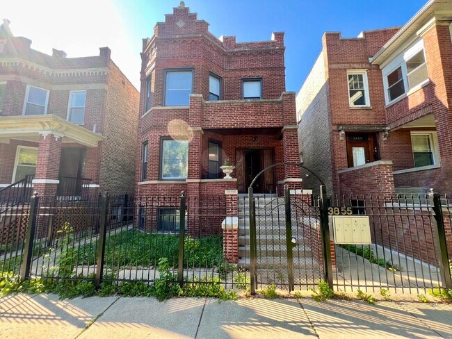 Building Photo - 3855 W Wrightwood Ave