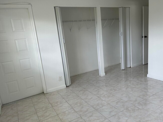 Building Photo - 6140 SW 41st Ct