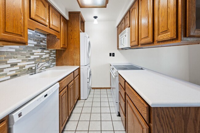 Building Photo - 1716 N Pettet Dr