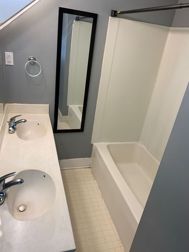 Building Photo - 3 Bedroom Duplex