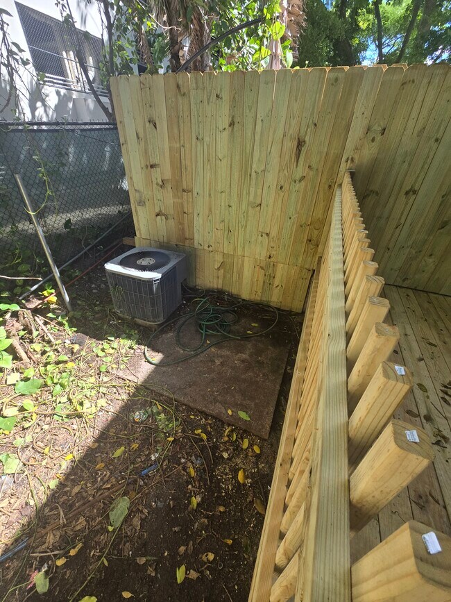 Building Photo - 1901 NW S River Dr