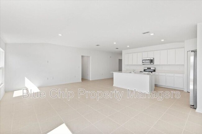 Building Photo - 5131 Magnolia Palm Dr