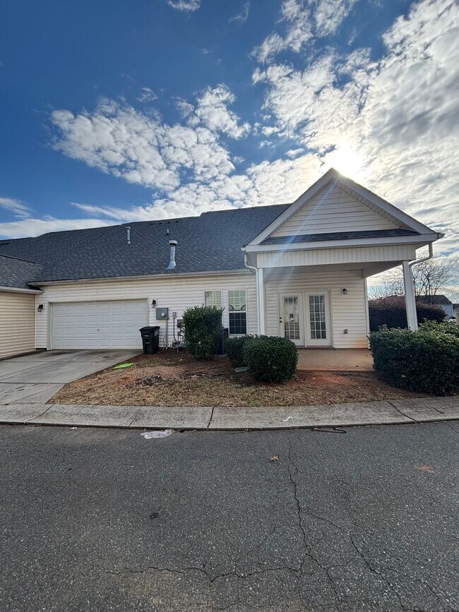 Building Photo - Spacious End Unit 3BR/2.5BA Townhouse