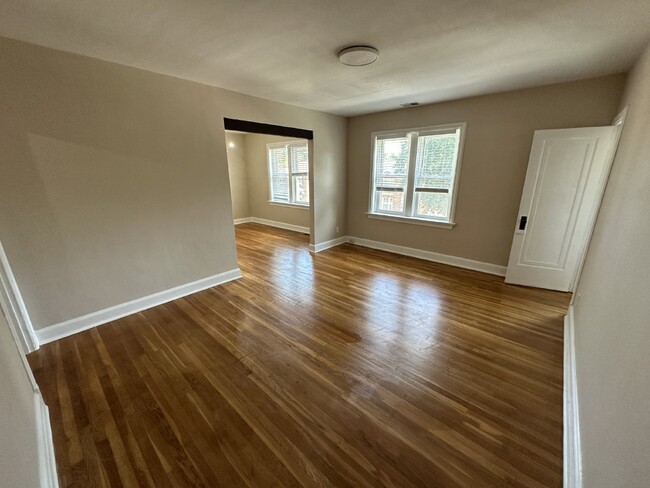 Building Photo - Updated 2 bedroom, 1 bathroom unit in Rich...