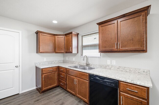 Building Photo - 4 Bedroom Home in Willard School Districts