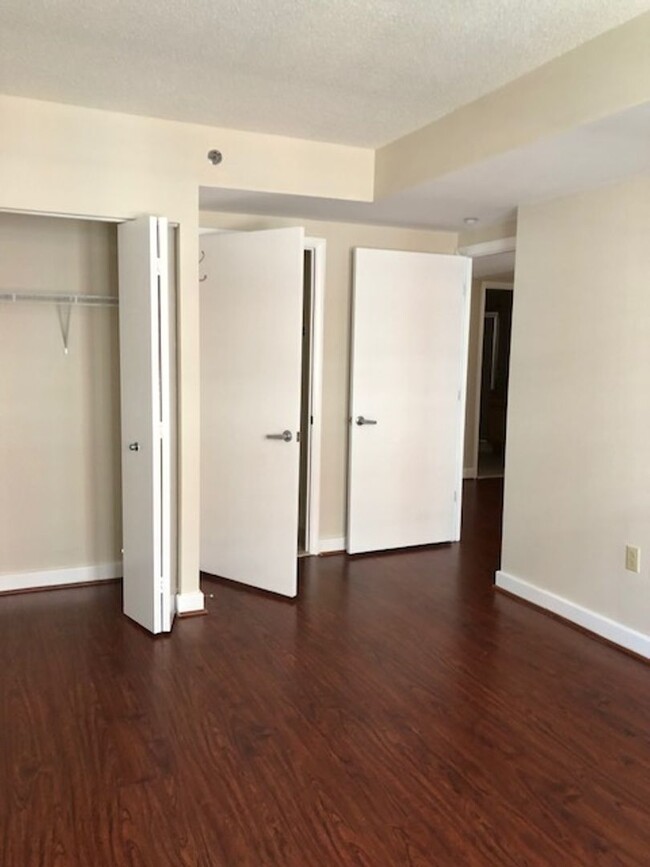 Building Photo - Bright & Spacious 2 Bed 2 Bath High-Rise C...