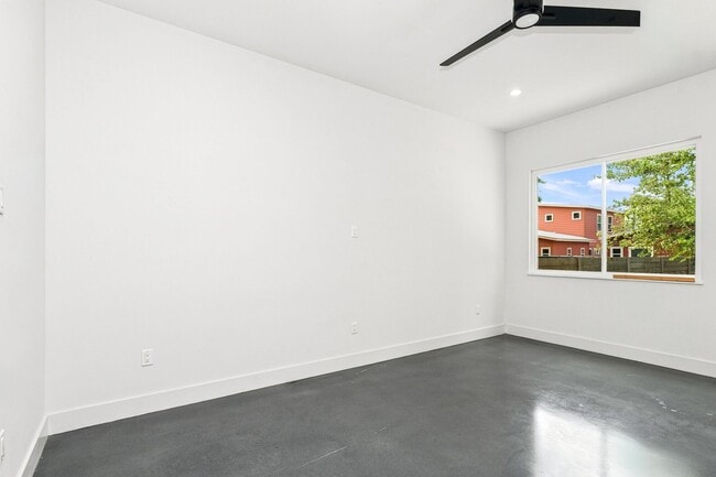 Building Photo - 935 E 51st St
