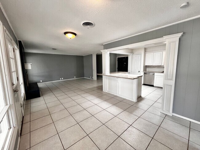 Building Photo - Amazing 4/2.5 in Prime Location! Minutes from Texas Tech and Hospitals!