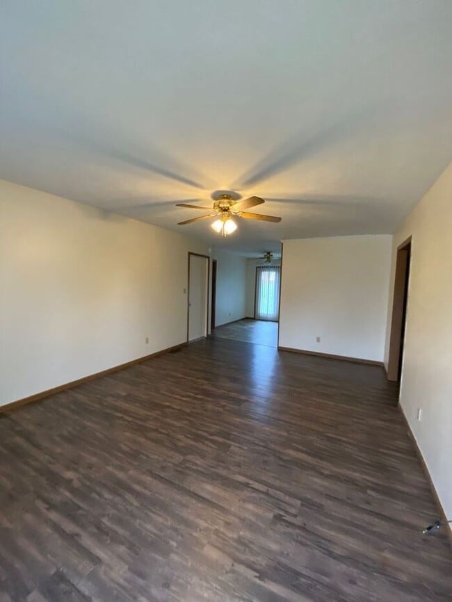 Building Photo - 3 Bdrm Duplex - Country Walk Estates. Pets Welcome!