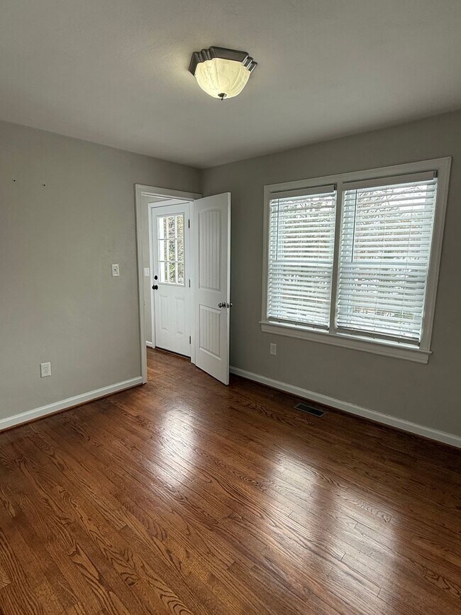 Building Photo - Beautiful Ranch located in Roanoke County