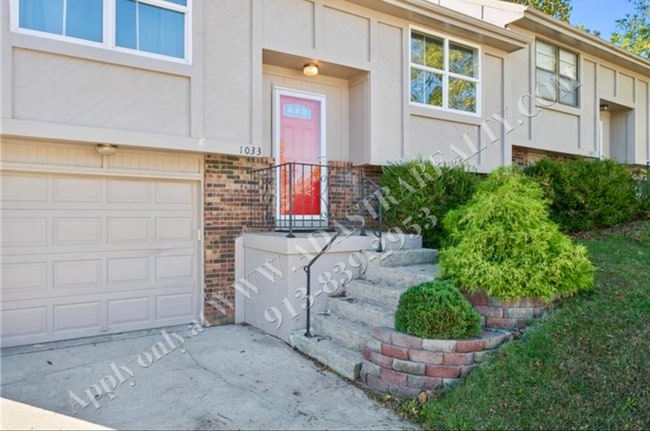 Building Photo - Adorable 3 Bed 2 Bath Duplex in Olathe-Available NOW!!