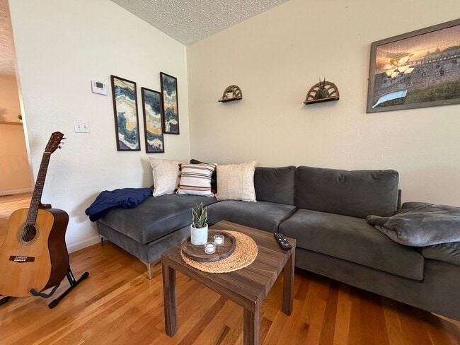 Building Photo - Fully Furnished Short Term Rental!