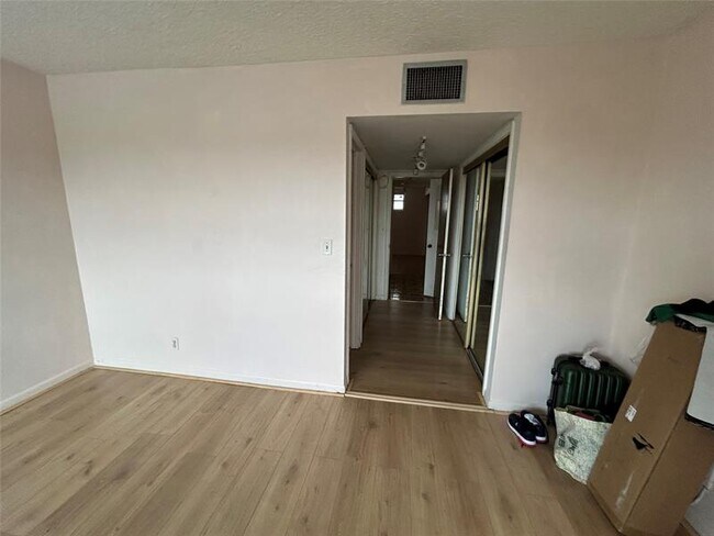 Building Photo - 3301 Spanish Moss Terrace