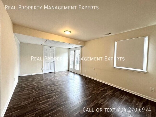 Building Photo - 900 Tally Ho Ct