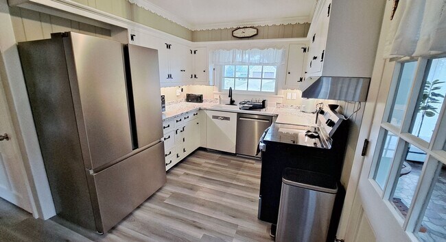 Building Photo - Fully Furnished 4 Bed / 1-1/2 Bath Single Family Home w/2 Car Garage