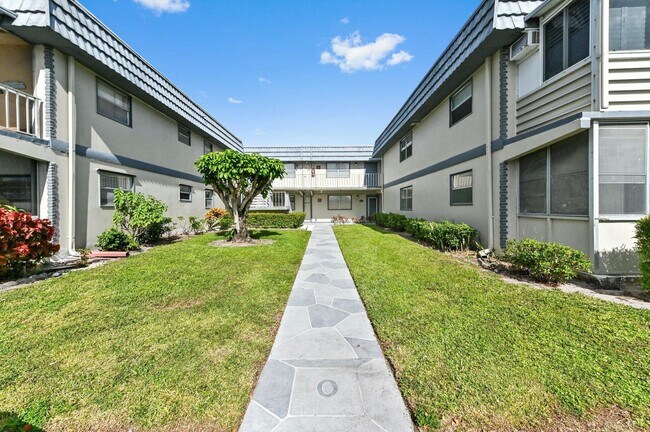 Building Photo - 686 Brittany Dr