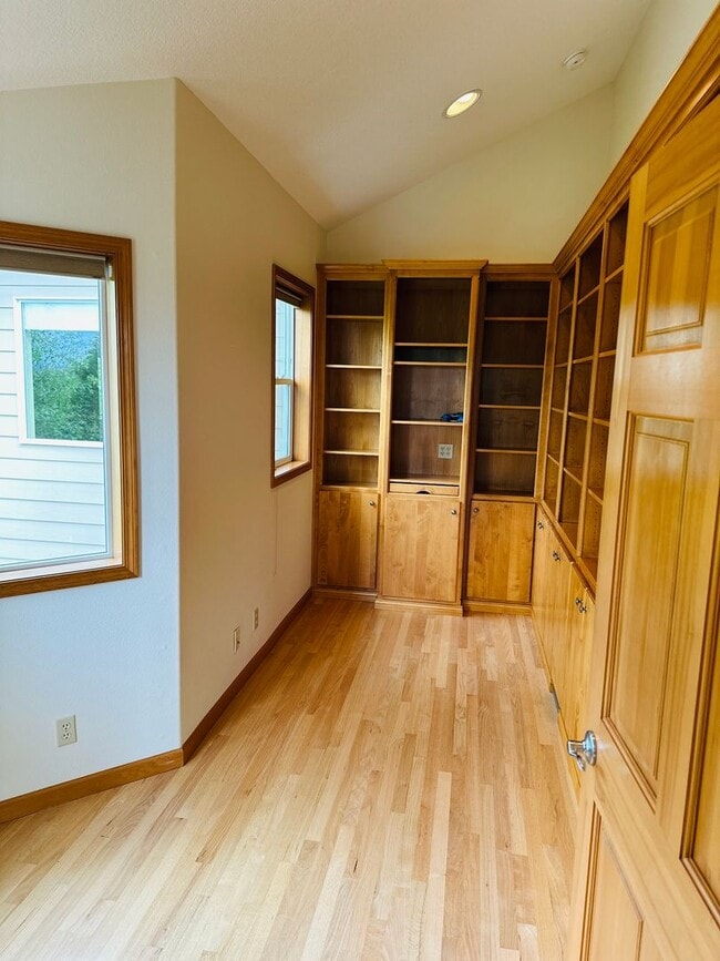 Building Photo - Stunning Custom Home with Beautiful Views