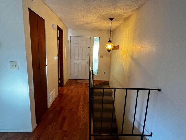 Building Photo - 1110 Shorewood Dr