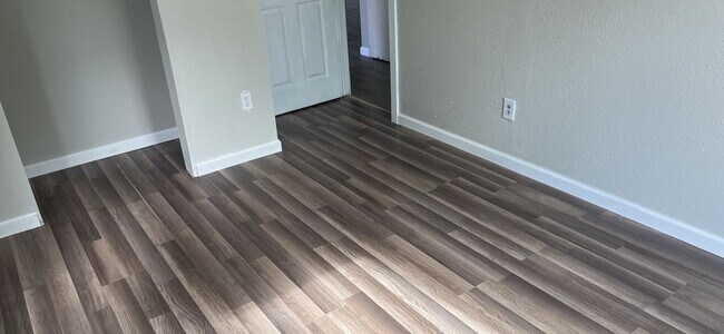 Building Photo - 4 Bedroom, 2 Bathroom Home w/ Bonus Room