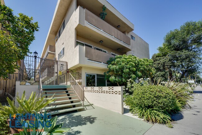 Building Photo - 17348 Burbank Blvd