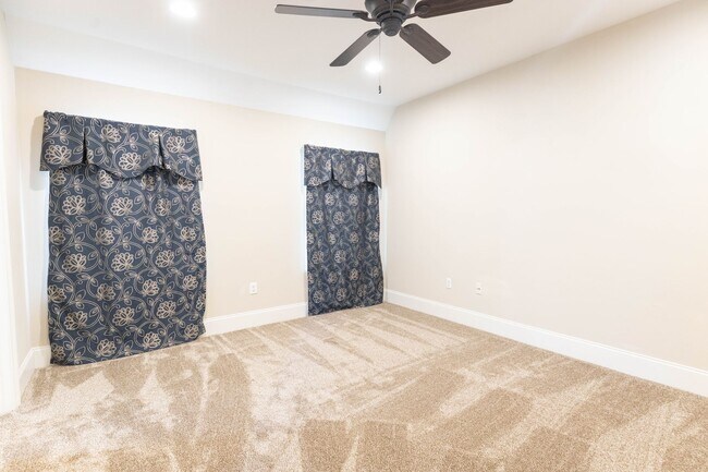 Building Photo - 515 Palm Breeze Dr