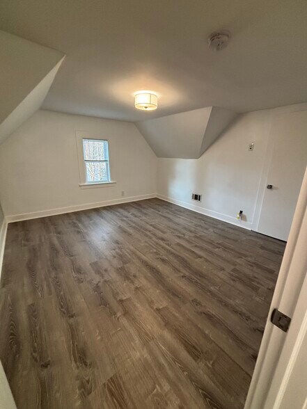 Building Photo - 1744 Farmington Ave