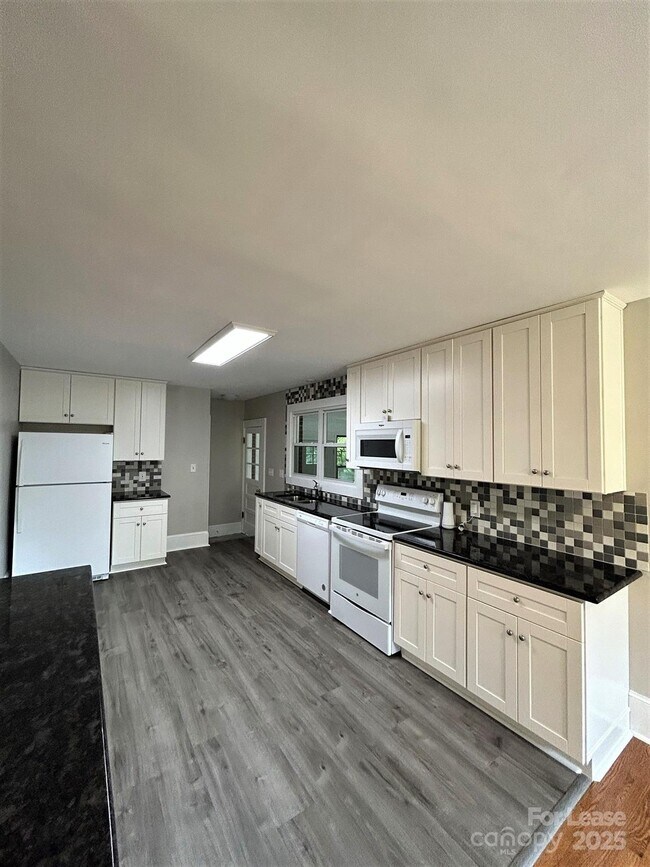 Building Photo - 2023 Robin Rd