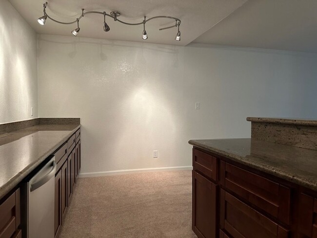 Building Photo - 1 Bedroom Condo w/Pool, Garage, Elevator, ...