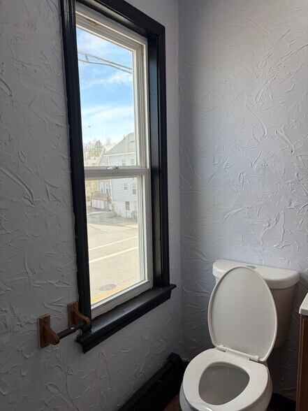 Building Photo - 36 Lake St