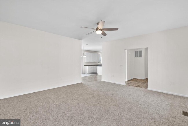 Building Photo - 100 Holiday Ct