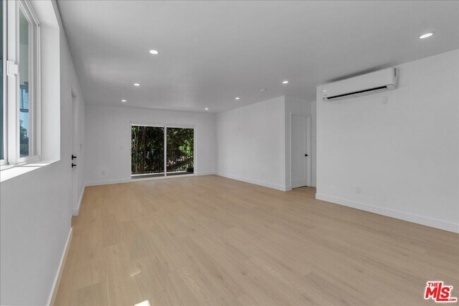 Building Photo - 6913 1/2 Encino Ave