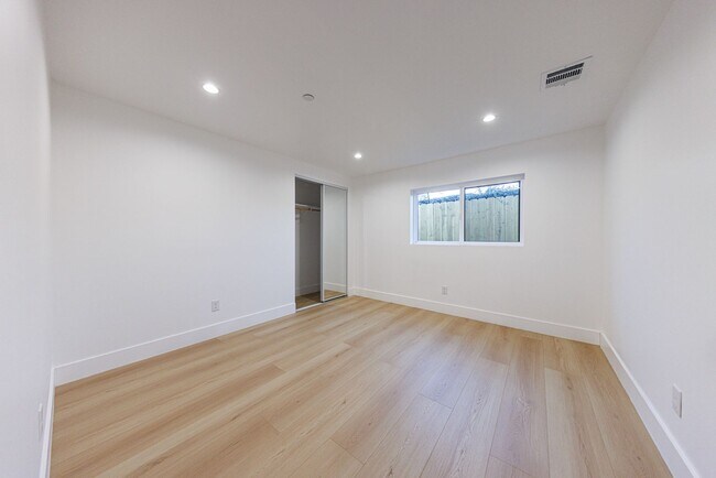 Building Photo - 1330 S Longwood Ave
