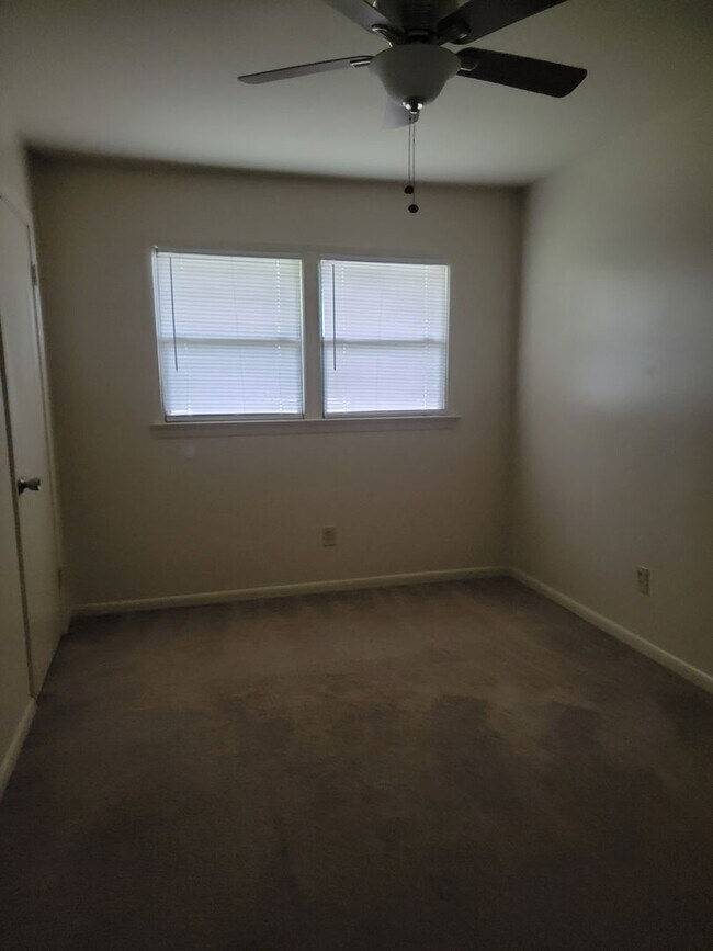 Building Photo - 3 bedroom 1 bathroom **Move in Ready