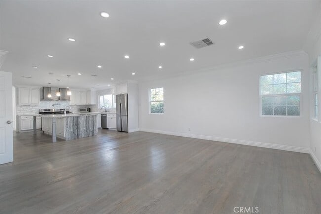 Building Photo - 6059 Vantage Ave