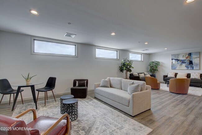 Building Photo - 272 Willow Ave