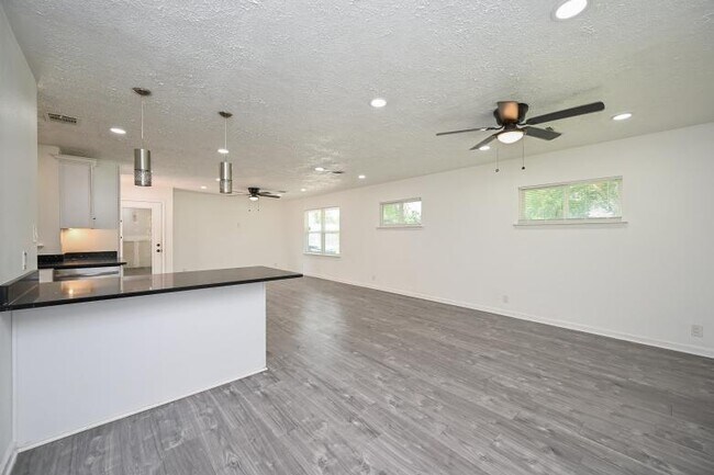 Building Photo - 5233 W 43rd St
