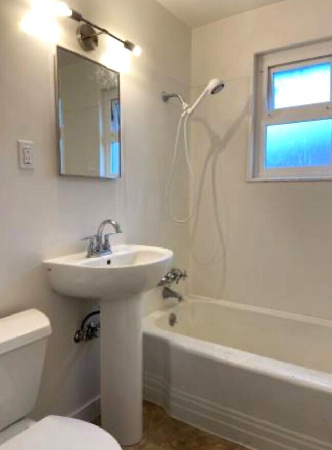 Building Photo - 2 bedroom in Seattle WA 98103