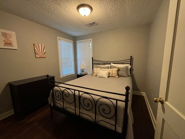 Building Photo - Center