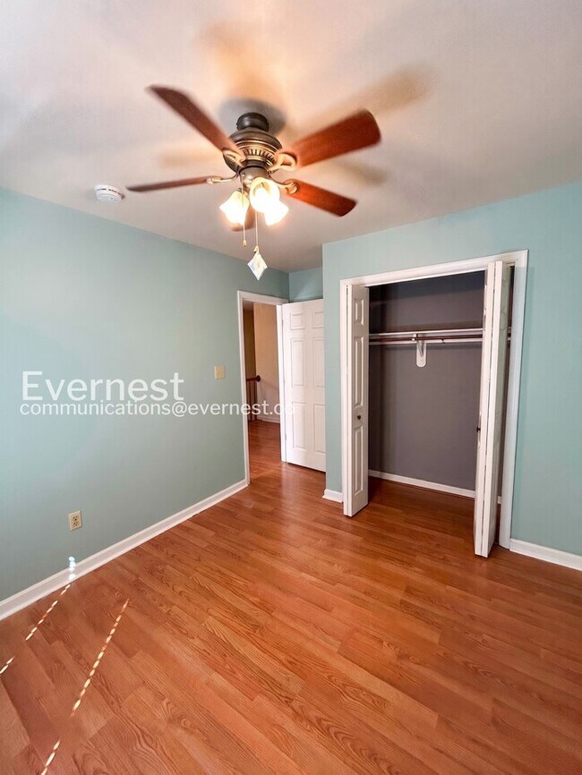 Building Photo - 3 Bed/1.5 Bath Home with Fenced Yard / Available Now!
