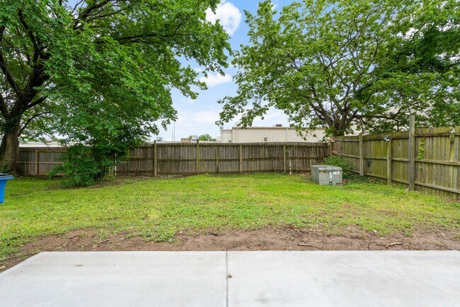 Building Photo - 3 Bed | 2 Bath near Downtown Tulsa!