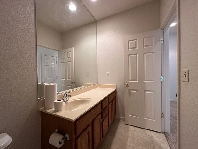 Building Photo - 3 Bedroom 2 Bath Home