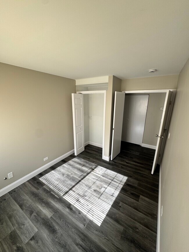 Building Photo - 5556 Allemong Dr