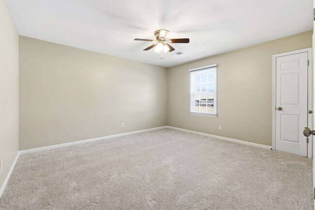 Building Photo - Renovated end-unit townhome in the Heart of Roswell