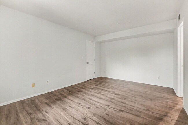 Building Photo - Bright Top-Floor 2 Bed, 2 Bath Condo with Loft & Vaulted Ceilings