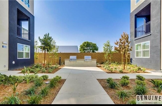 Building Photo - Modern Tri-Level 2Bd 2.5Ba Townhouse in Irvine!