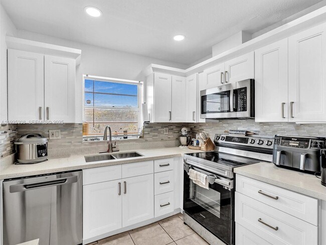 Building Photo - 5130 SW 40th Ave